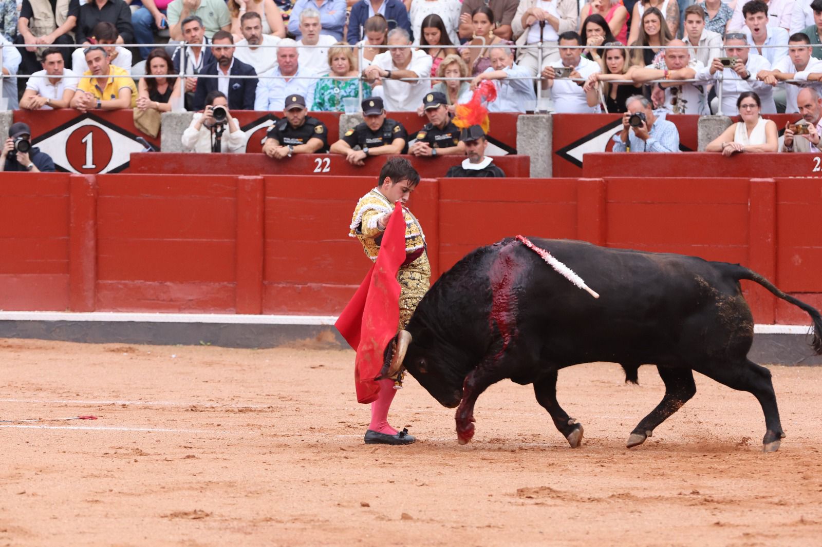 Los toreros salmantinos salen a hombros en un día gris de Morante
