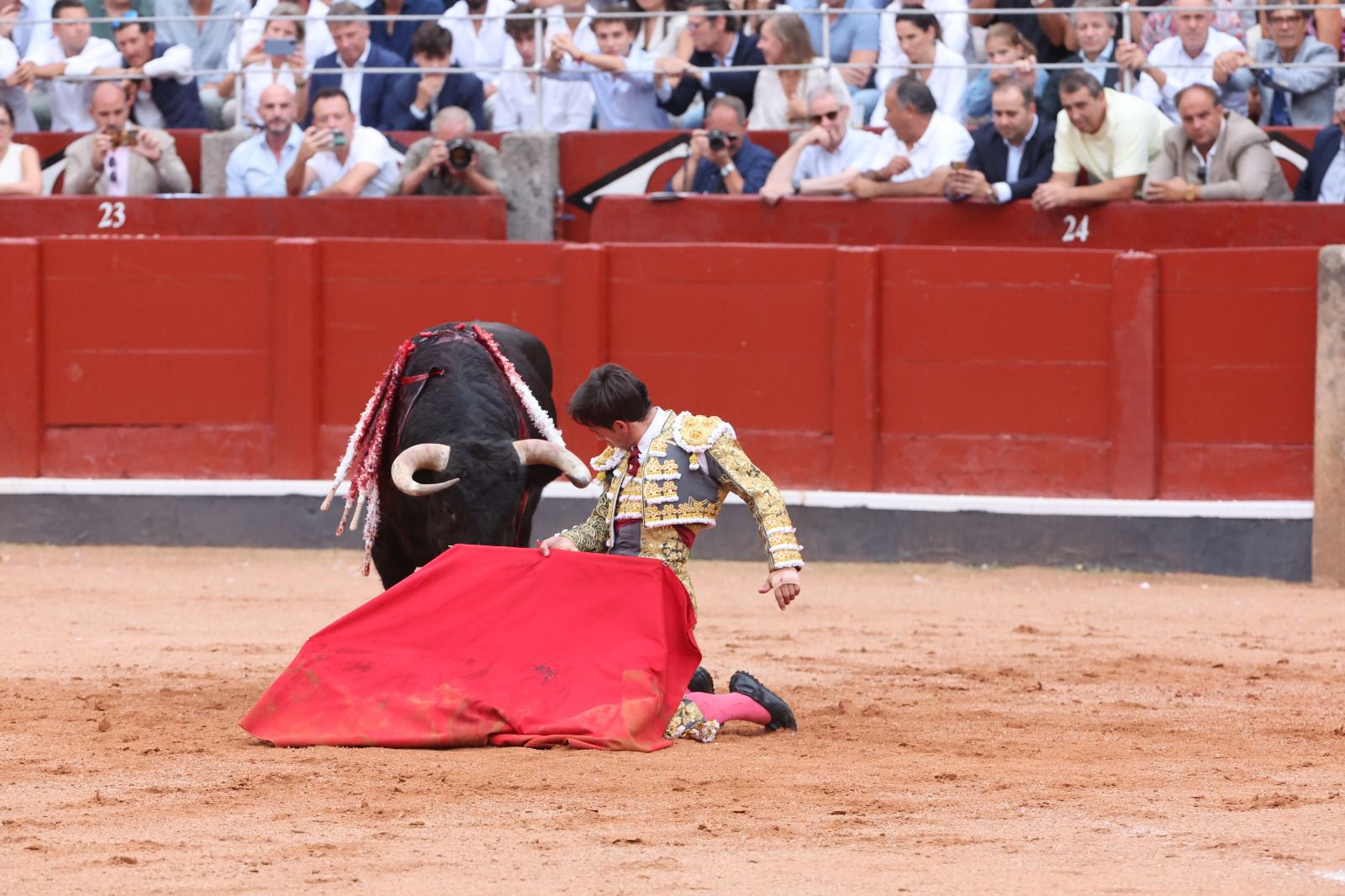 Los toreros salmantinos salen a hombros en un día gris de Morante
