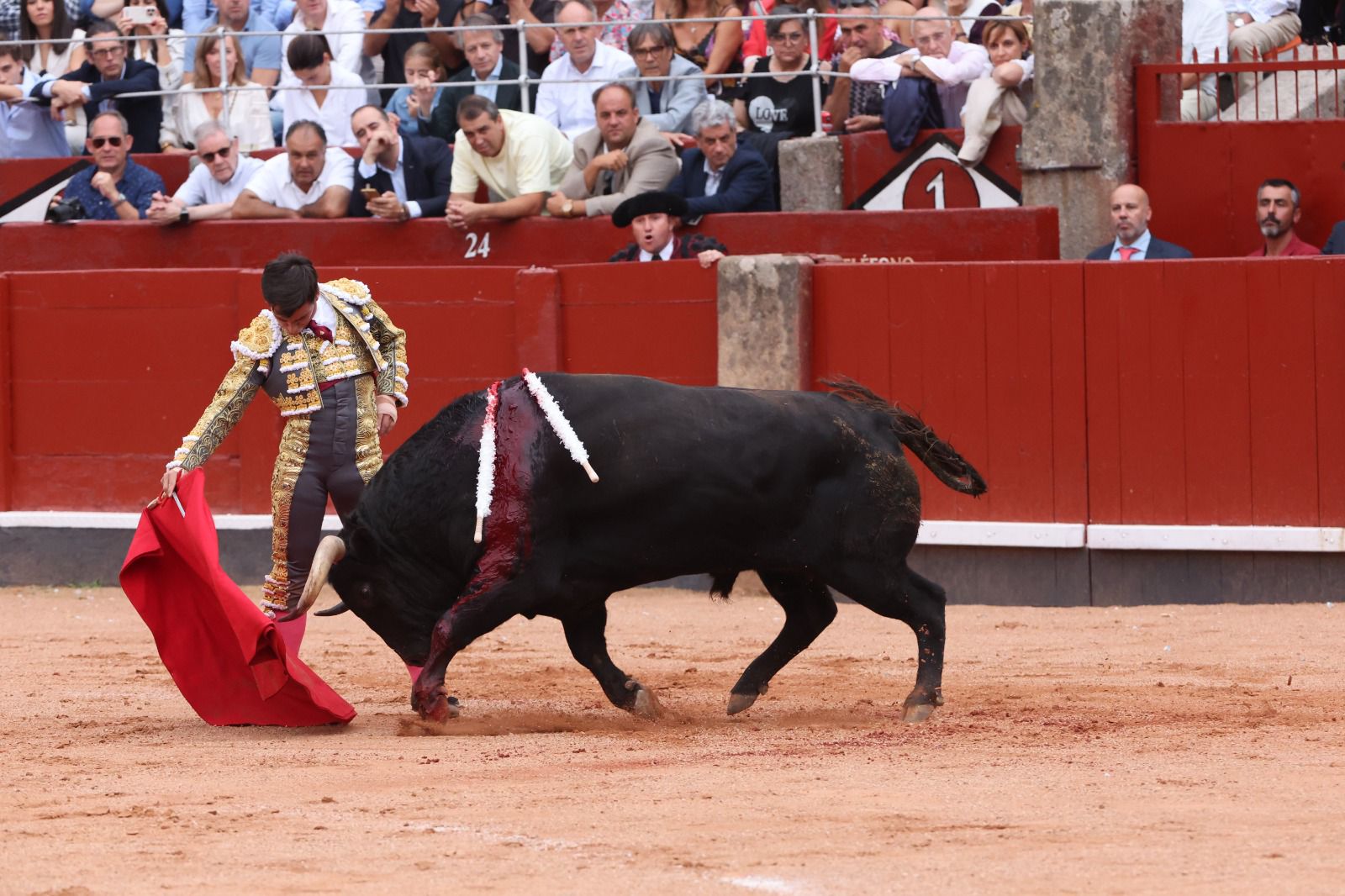 Los toreros salmantinos salen a hombros en un día gris de Morante