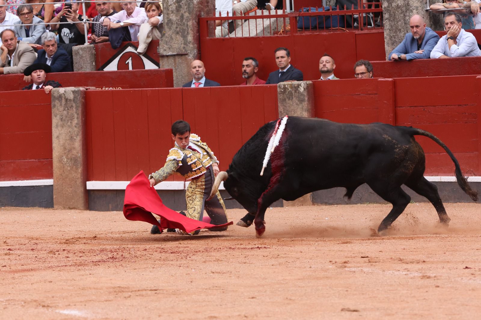 Los toreros salmantinos salen a hombros en un día gris de Morante
