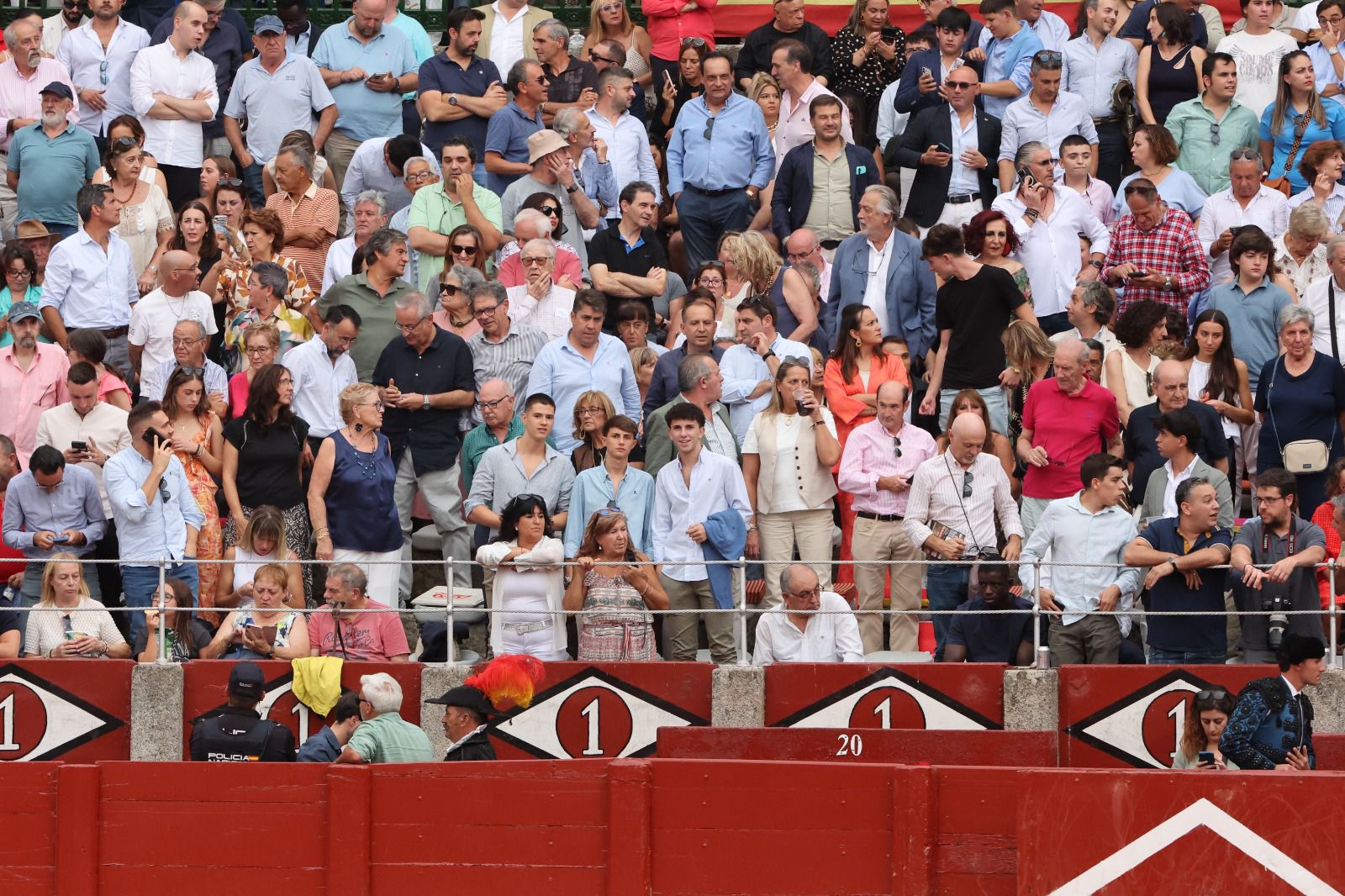 Los toreros salmantinos salen a hombros en un día gris de Morante