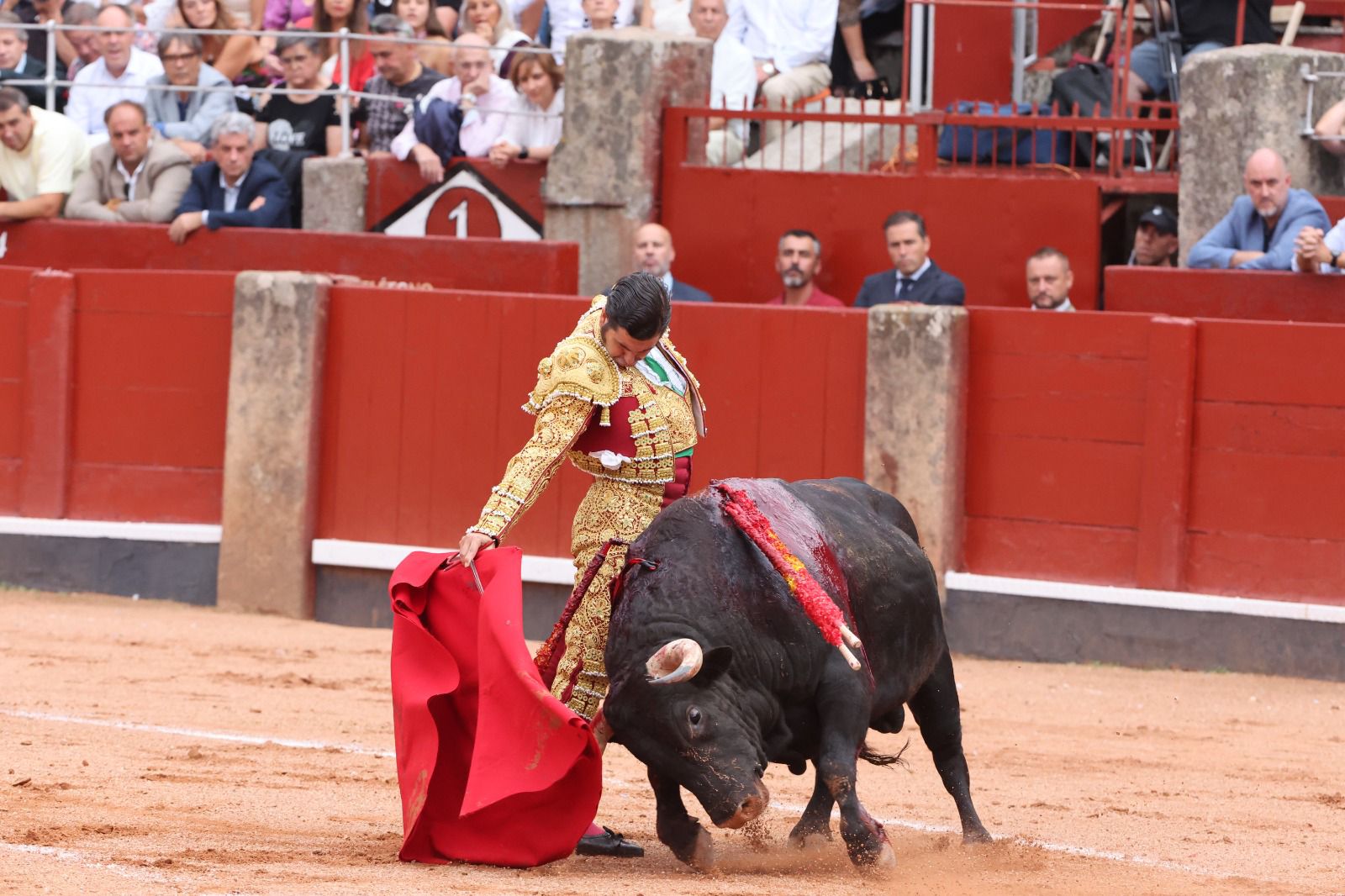 Los toreros salmantinos salen a hombros en un día gris de Morante