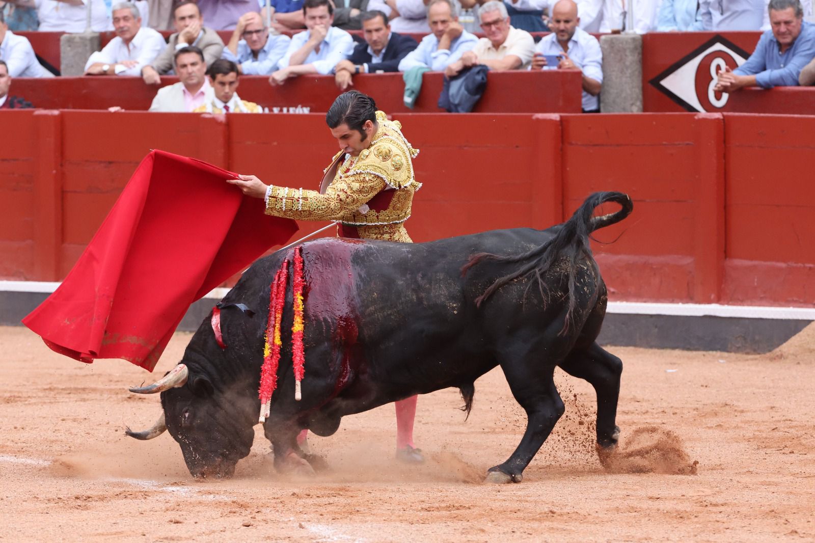 Los toreros salmantinos salen a hombros en un día gris de Morante