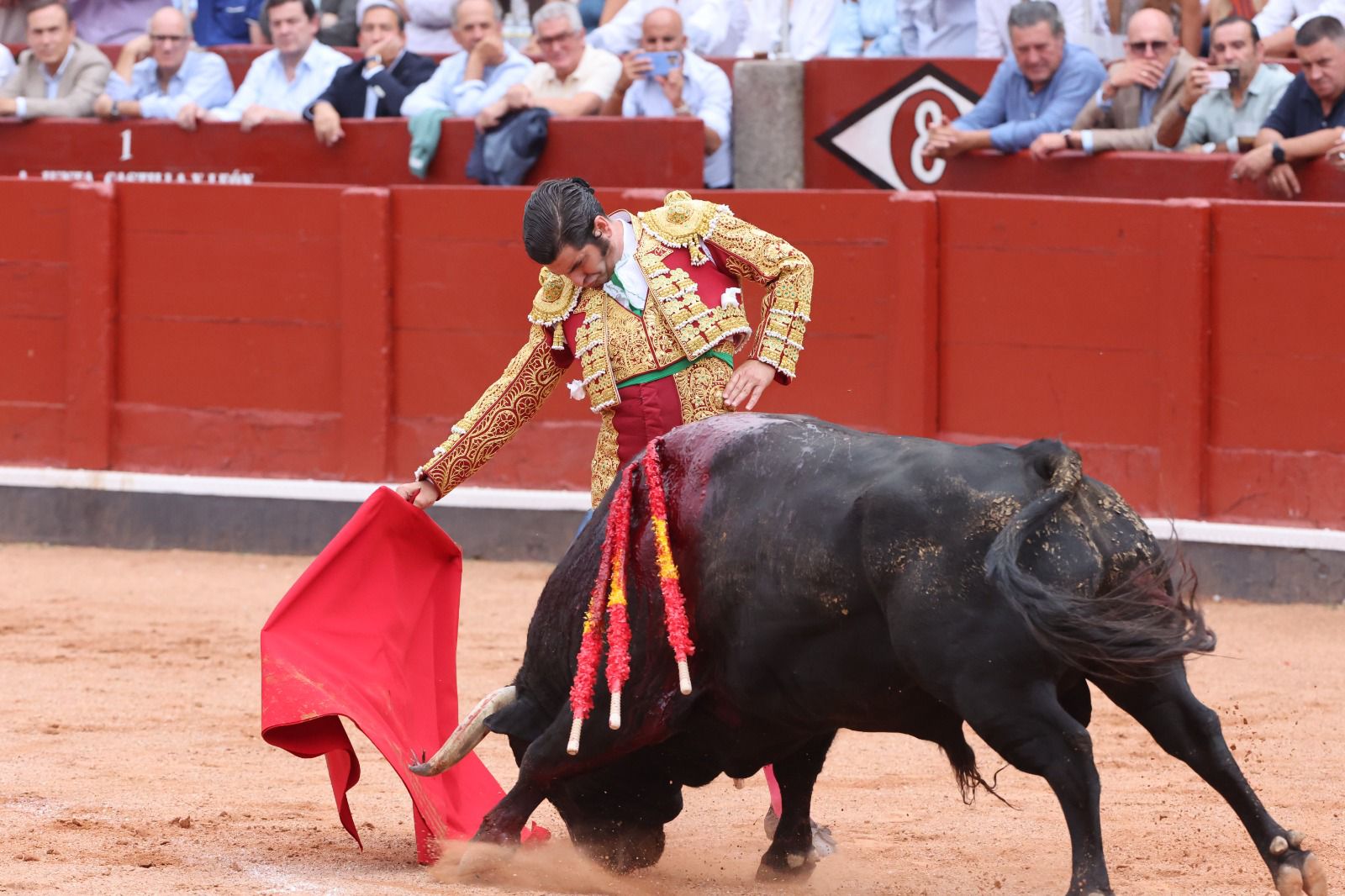 Los toreros salmantinos salen a hombros en un día gris de Morante