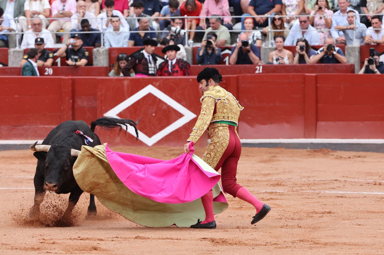 Los toreros salmantinos salen a hombros en un día gris de Morante