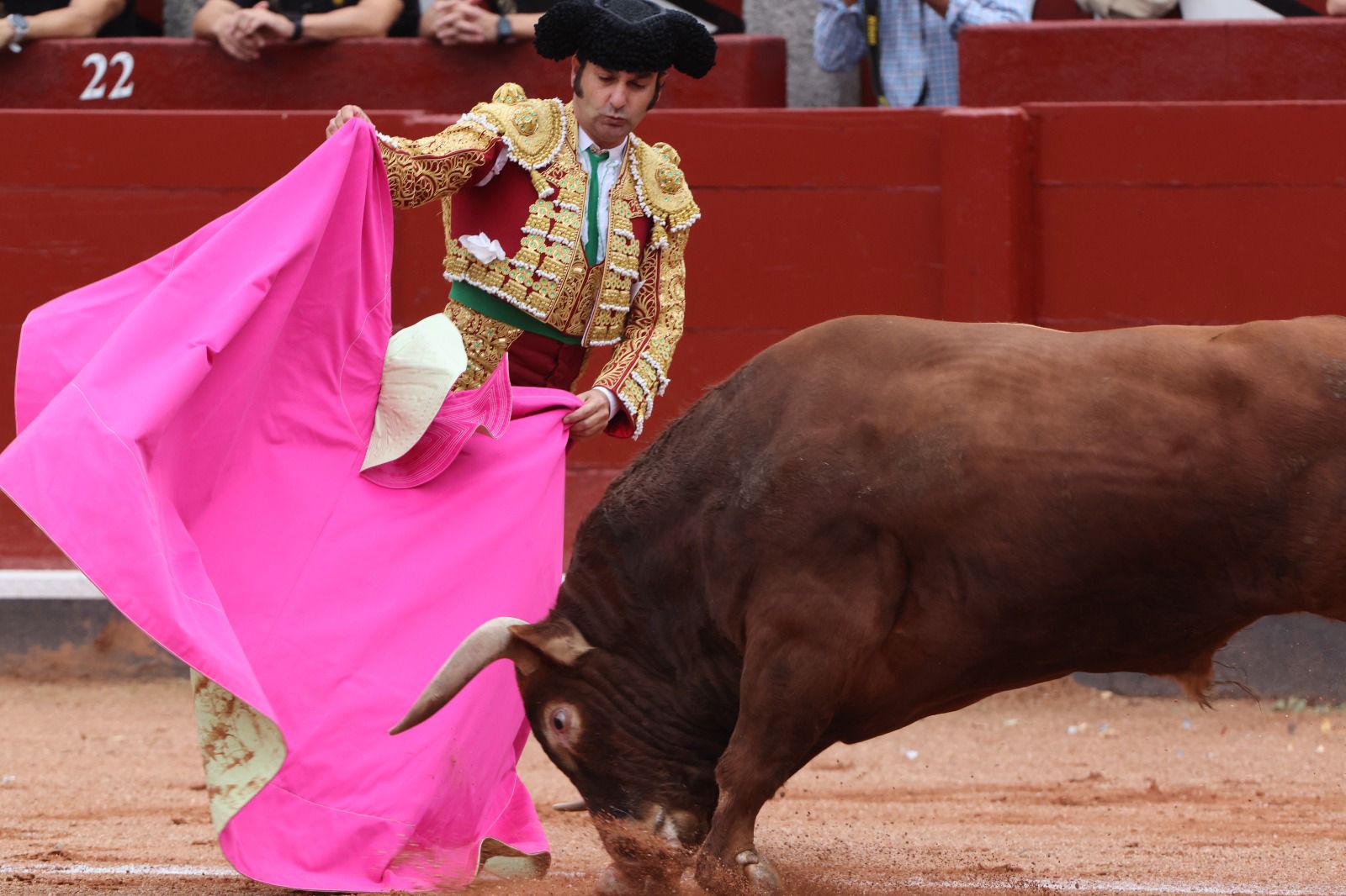 Los toreros salmantinos salen a hombros en un día gris de Morante