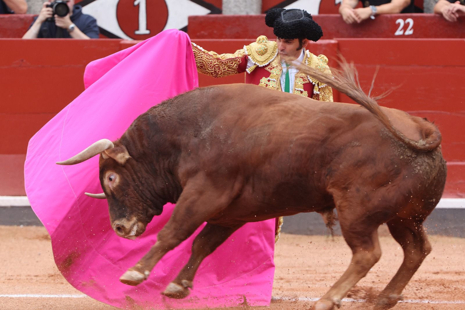 Los toreros salmantinos salen a hombros en un día gris de Morante
