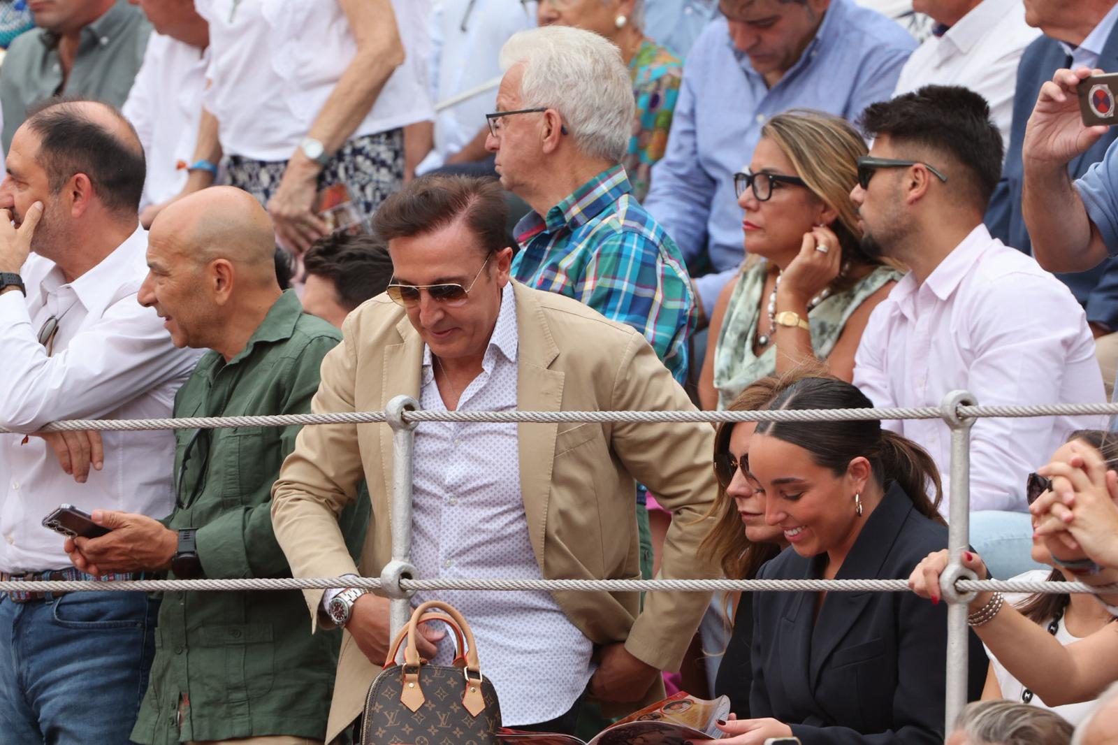 Lleno de caras conocidas en Salamanca para ver a Morante en tarde de &#039;no hay billetes&#039;