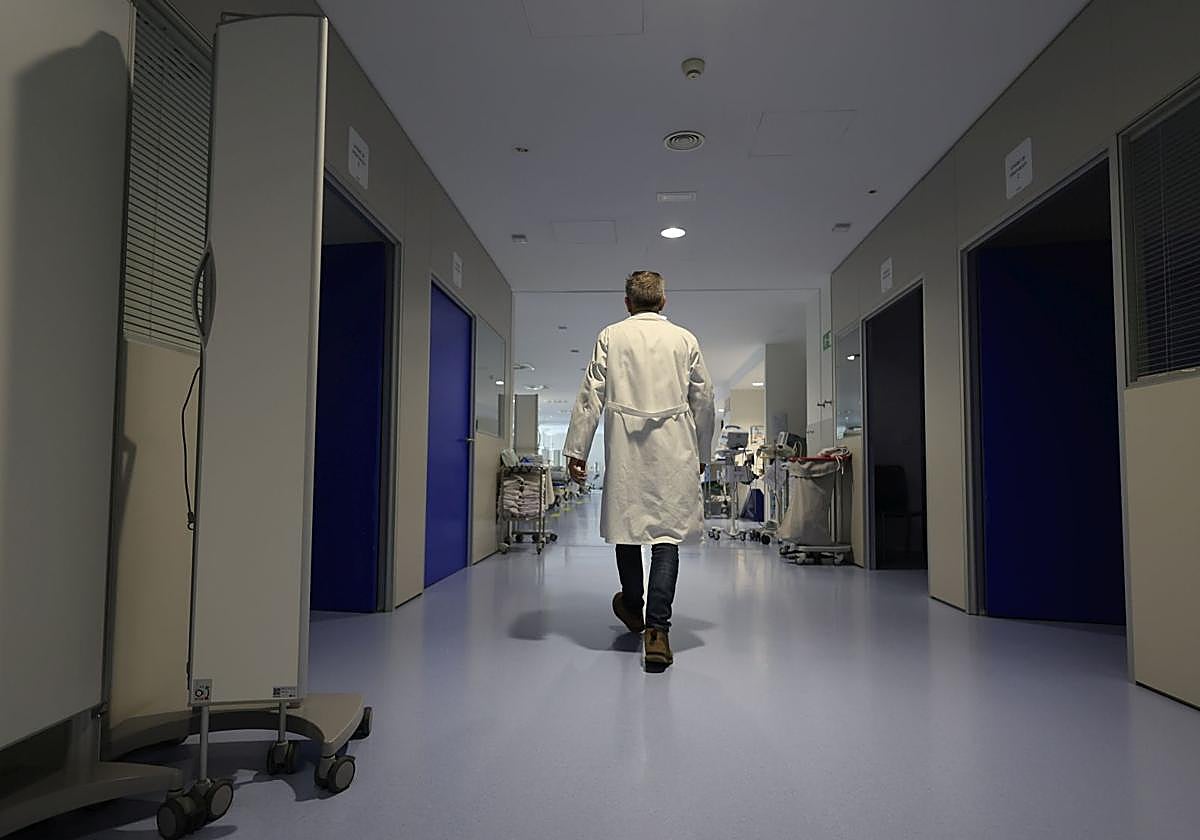 Médico en el Hospital de Salamanca en una imagen de archivo.