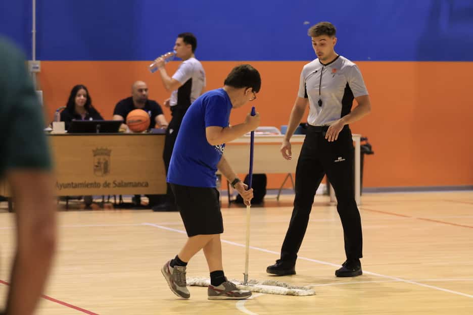 El partido entre Avenida masculino y el Óbila, parado por las goteras del anexo de Würzburg