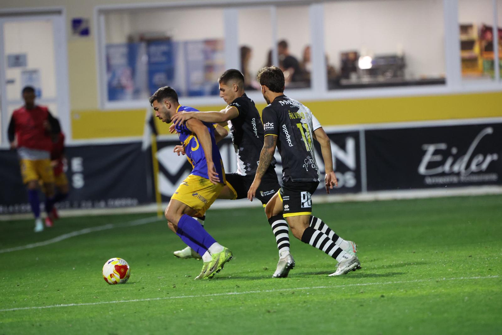 Unionistas remonta al Real Avilés y consigue los tres primeros puntos de la temporada