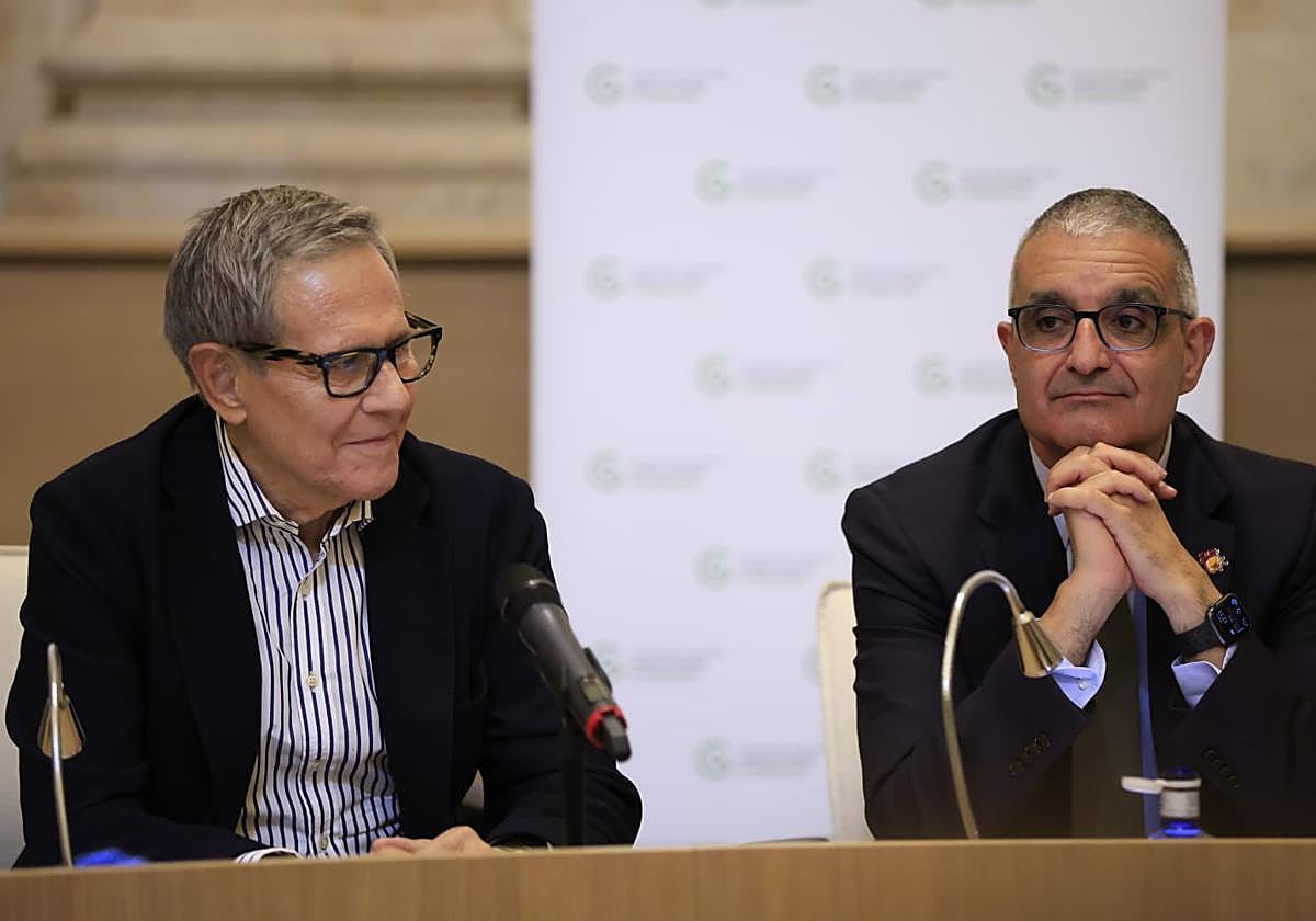 El presidente de la AECC en España, Ramón Reyes, y el director del Centro del Cáncer, Xosé Bustelo.