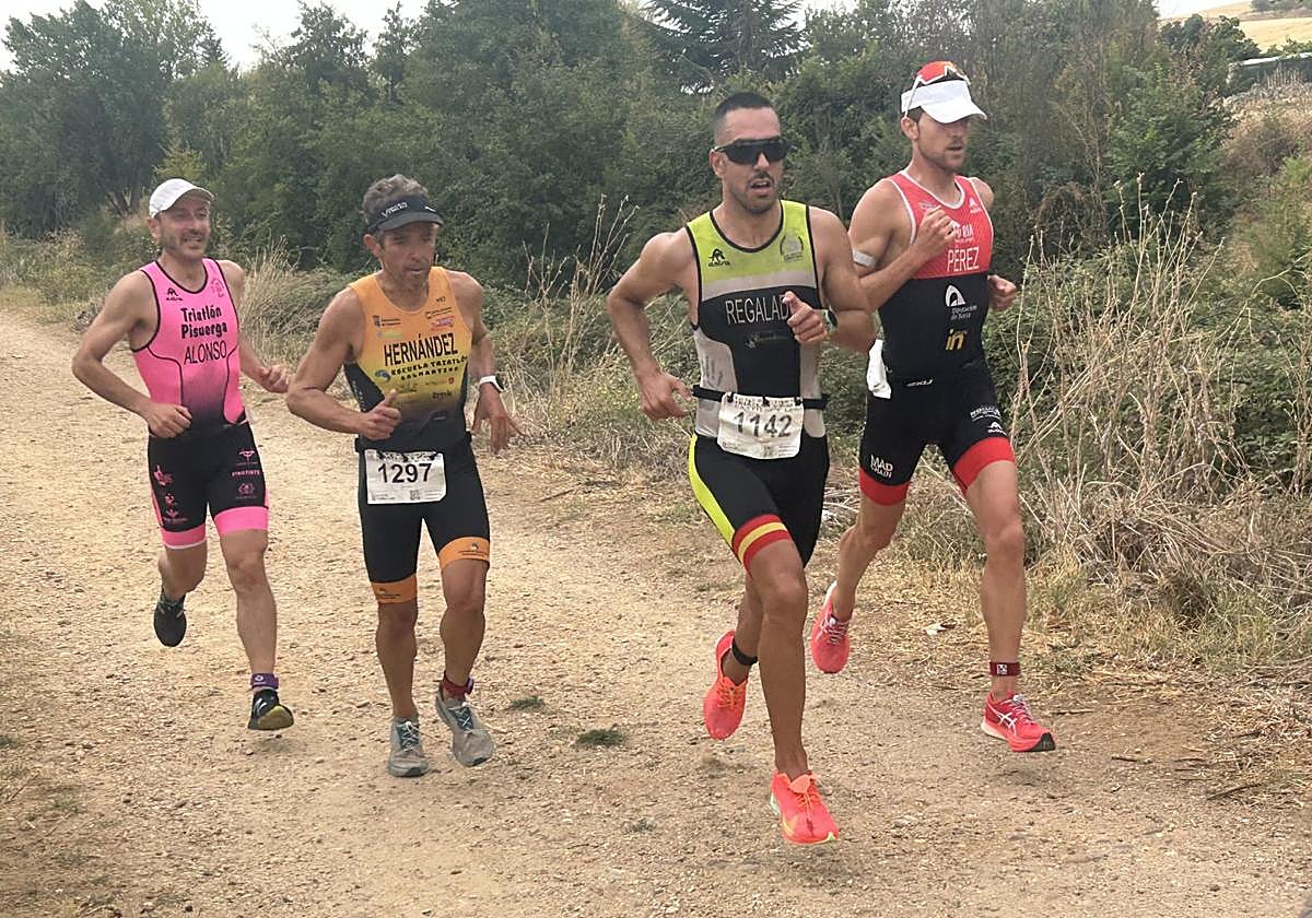 David Pérez (d.), en el tercer segmento del Triatlón de Villamuriel.