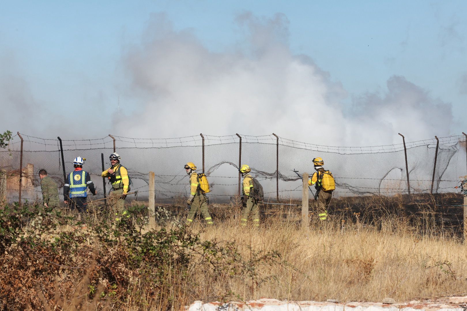 En imágenes, la actuación de los bomberos en Salamanca por un fuego en Vistahermosa