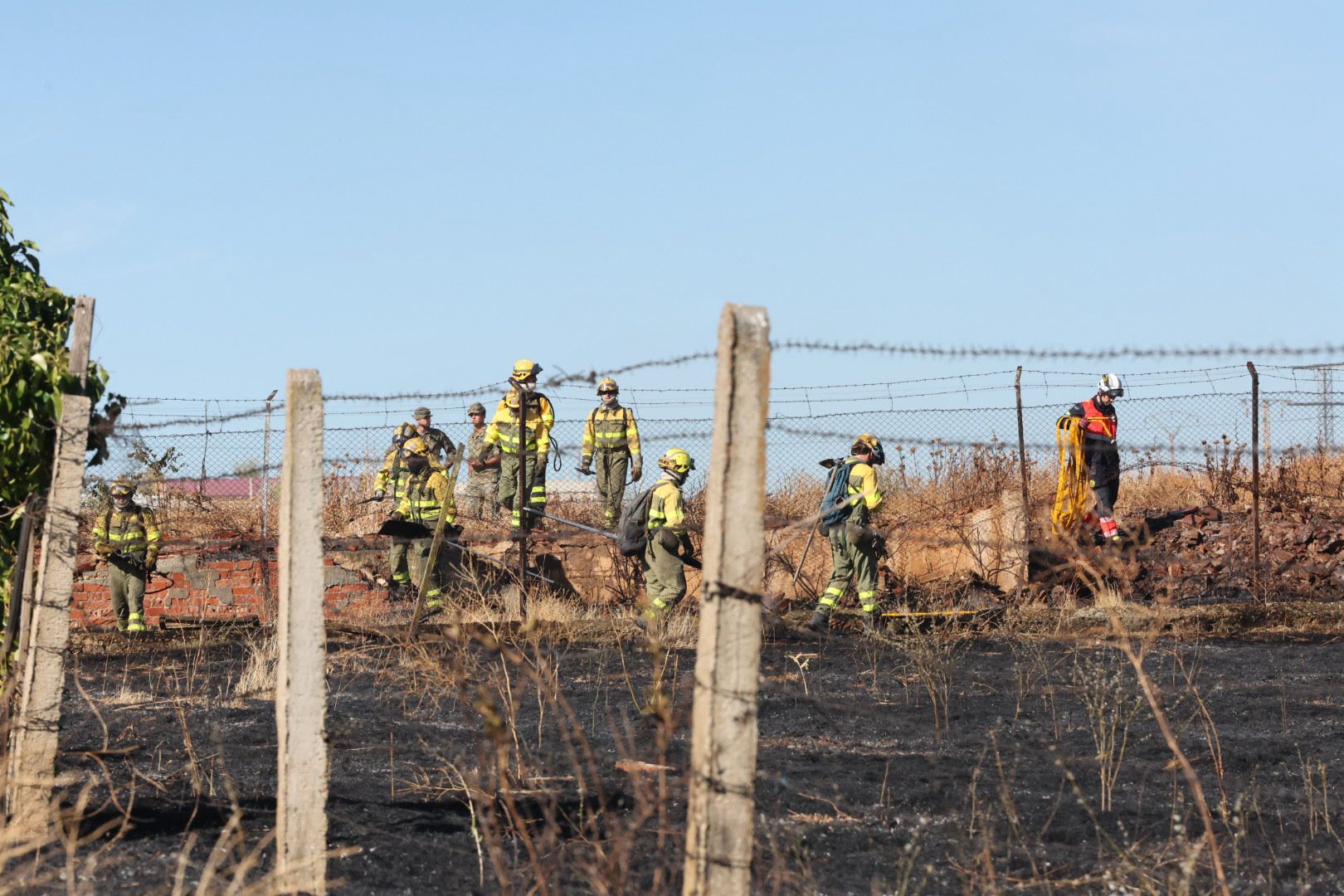 En imágenes, la actuación de los bomberos en Salamanca por un fuego en Vistahermosa
