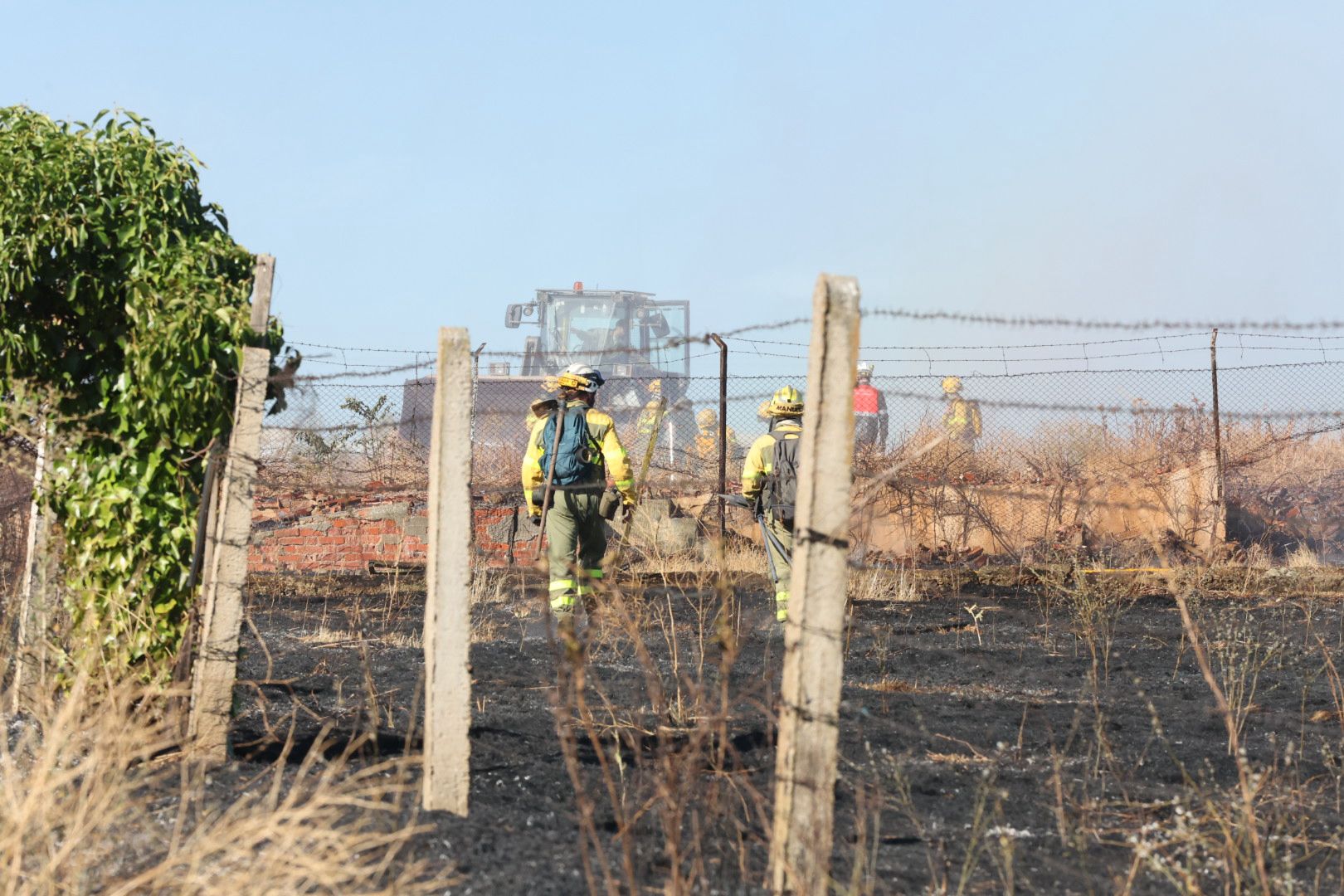 En imágenes, la actuación de los bomberos en Salamanca por un fuego en Vistahermosa