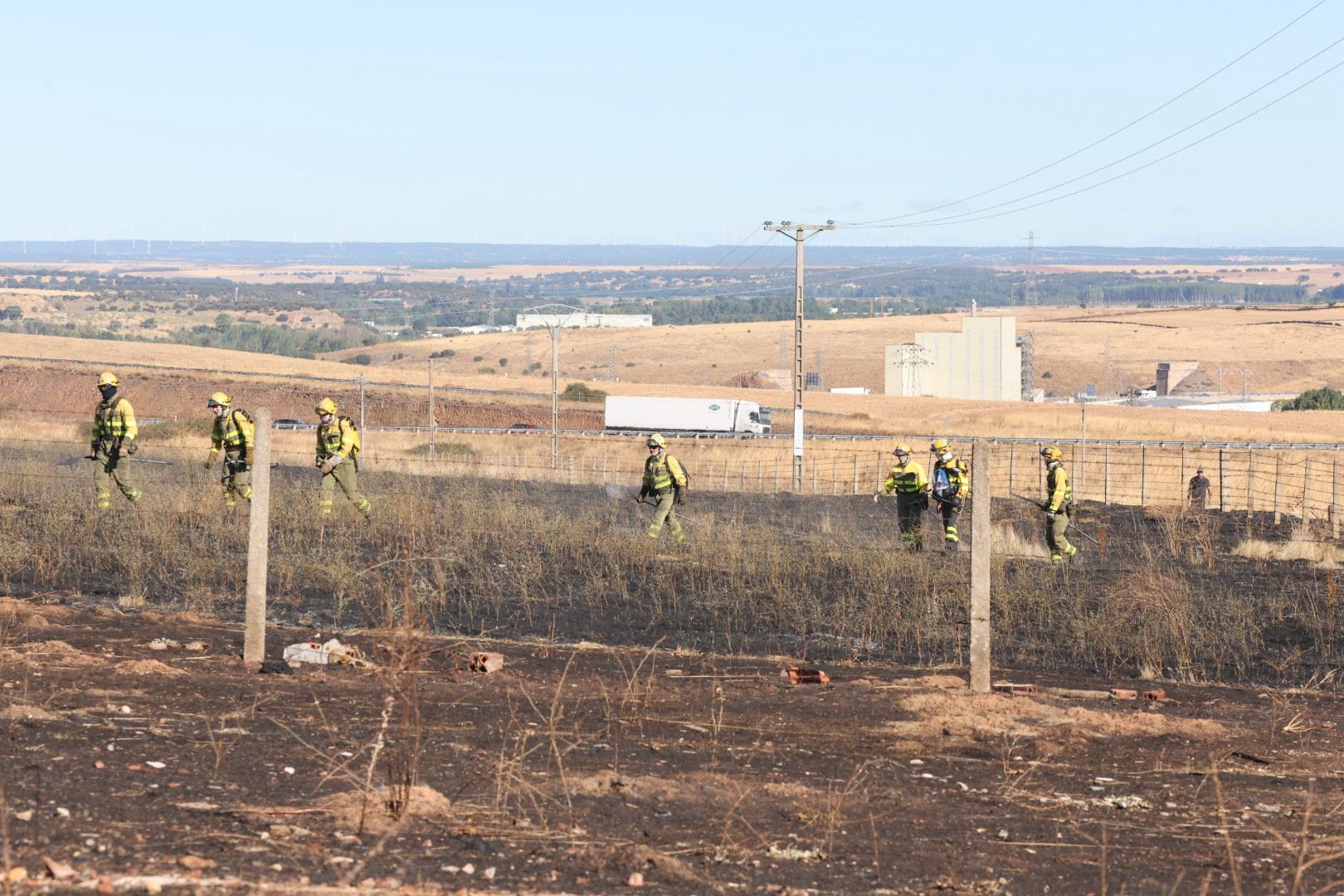 En imágenes, la actuación de los bomberos en Salamanca por un fuego en Vistahermosa