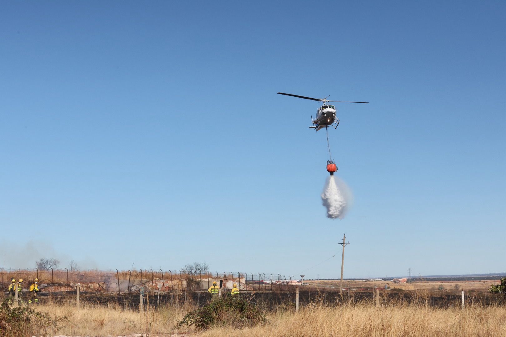 En imágenes, la actuación de los bomberos en Salamanca por un fuego en Vistahermosa