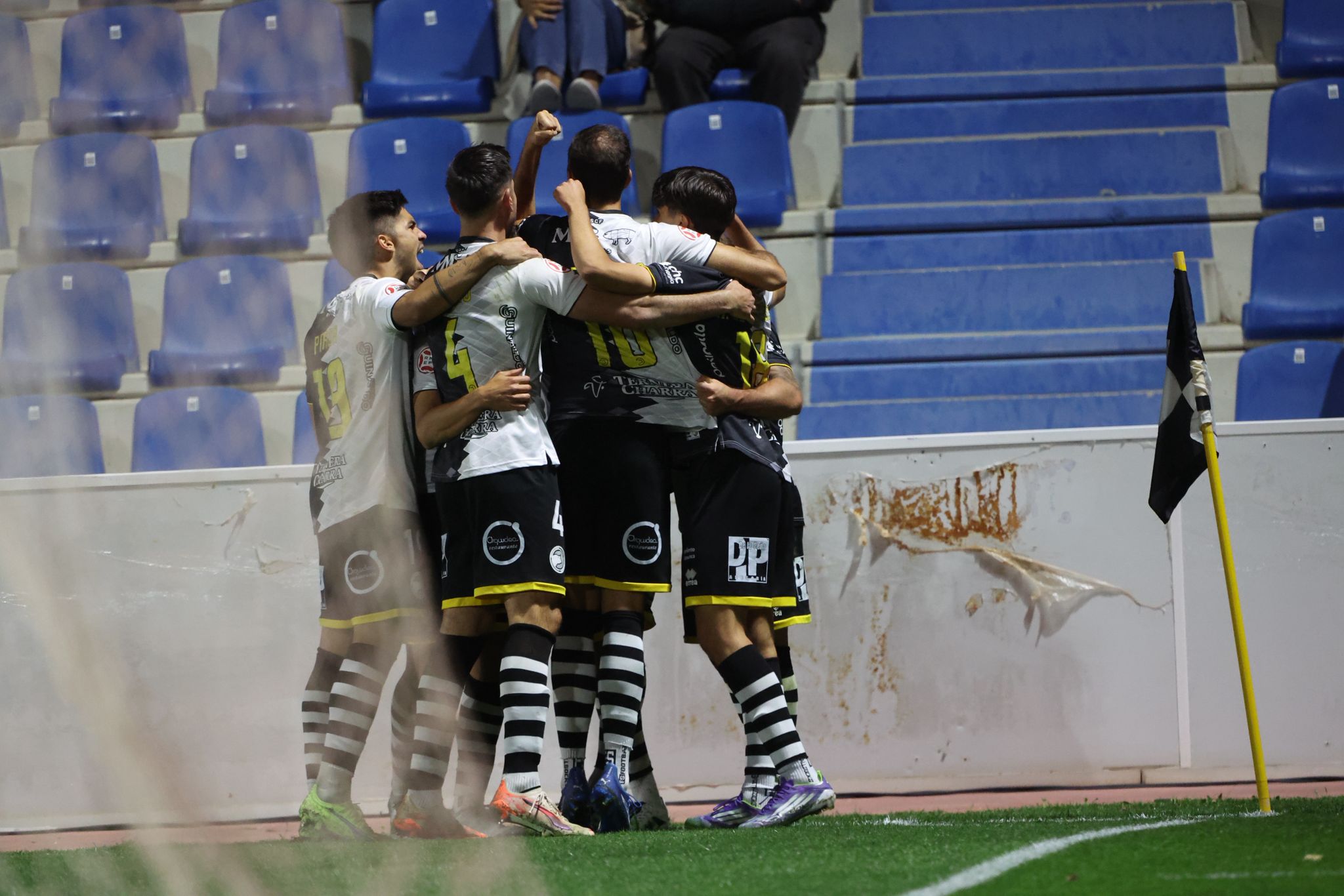 Unionistas remonta al Real Avilés y consigue los tres primeros puntos de la temporada