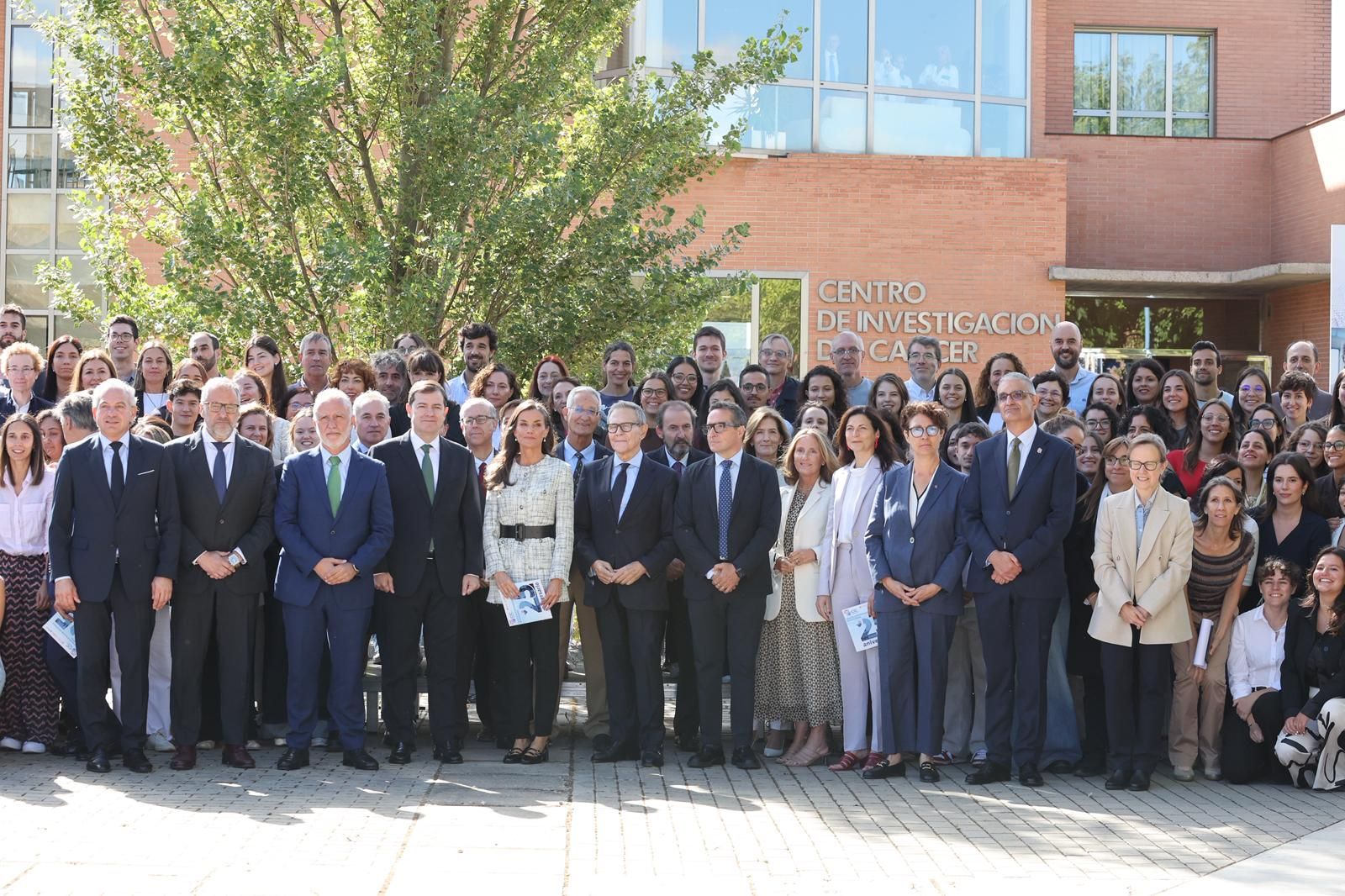 La Reina Letizia visita Salamanca para apoyar la investigación del Cáncer