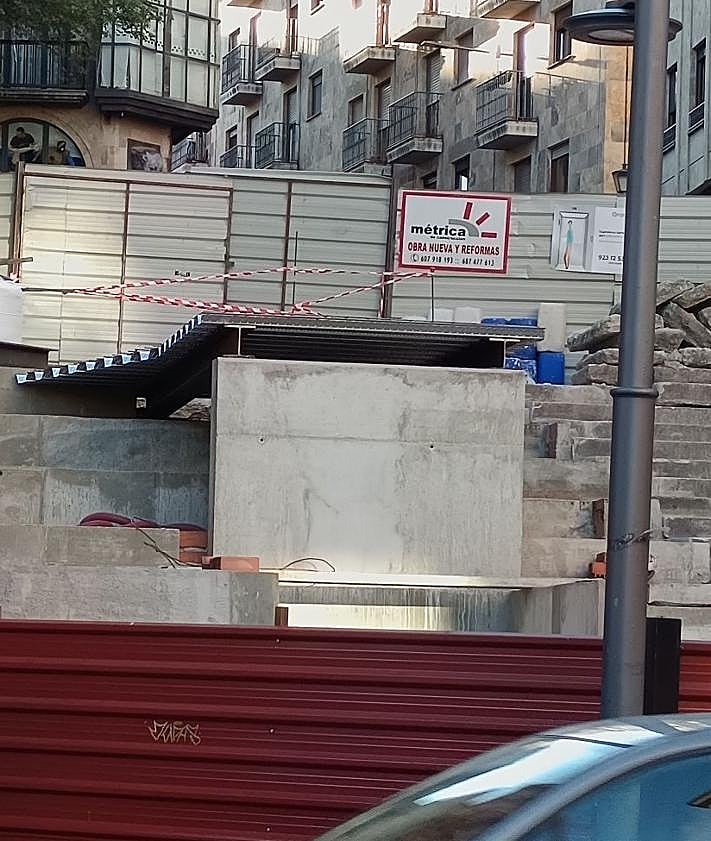 Imagen secundaria 2 - La pasarela, vista desde arriba hacia la Gran Vía; la pieza metálica une la salida del ascensor con la plaza de la Parra.