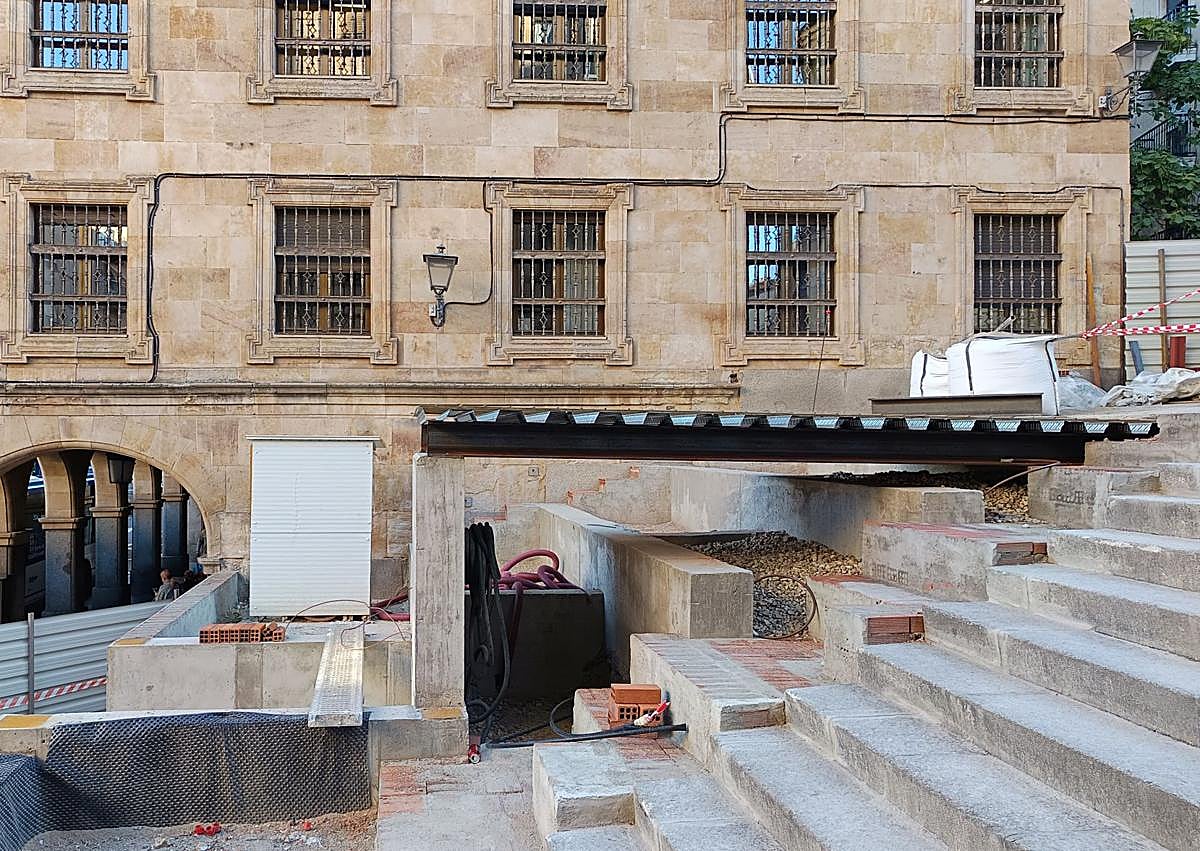 Imagen secundaria 1 - La pasarela, vista desde arriba hacia la Gran Vía; la pieza metálica une la salida del ascensor con la plaza de la Parra.