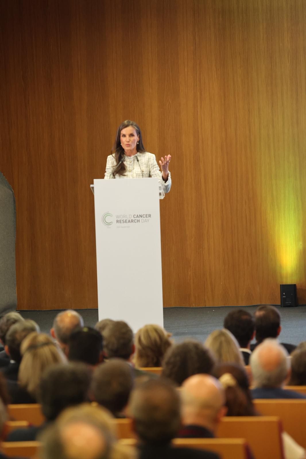 La Reina Letizia visita Salamanca para apoyar la investigación del Cáncer