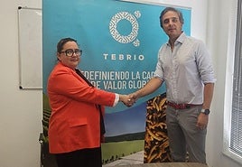 Adriana Casillas, CEO y cofundadora de TEBRIO y José Manuel Teijón, presidente del Club Atlético Baloncesto Carbajosa.
