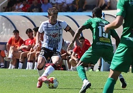 Cristeto, capitán del Salamanca UDS, conduce el balón en el partido ante el Astorga disputado en Las Pistas hace dos semanas.