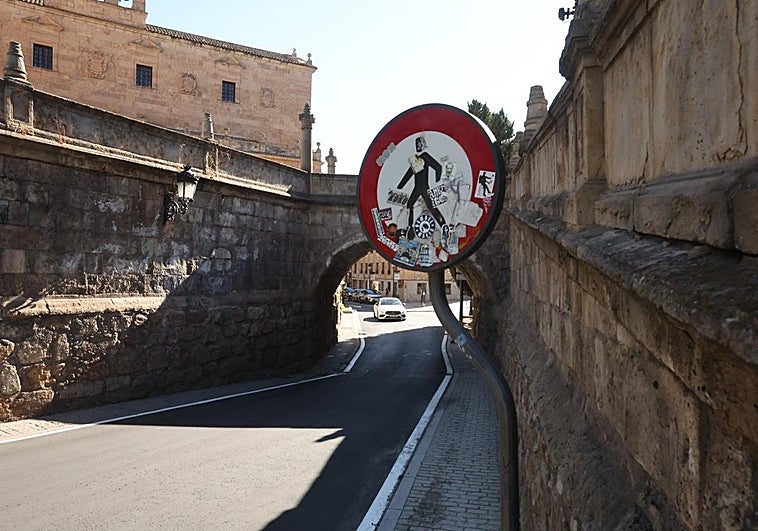 Señal de prohibición para que los peatones no pasen bajo el puente del Soto.