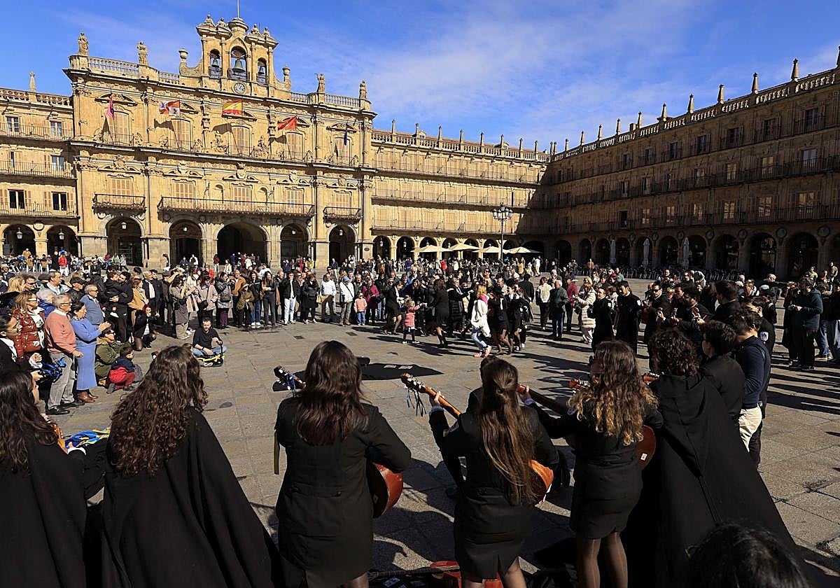 Turistas junto a una tuna en la Plaza Mayor de Salamanca.