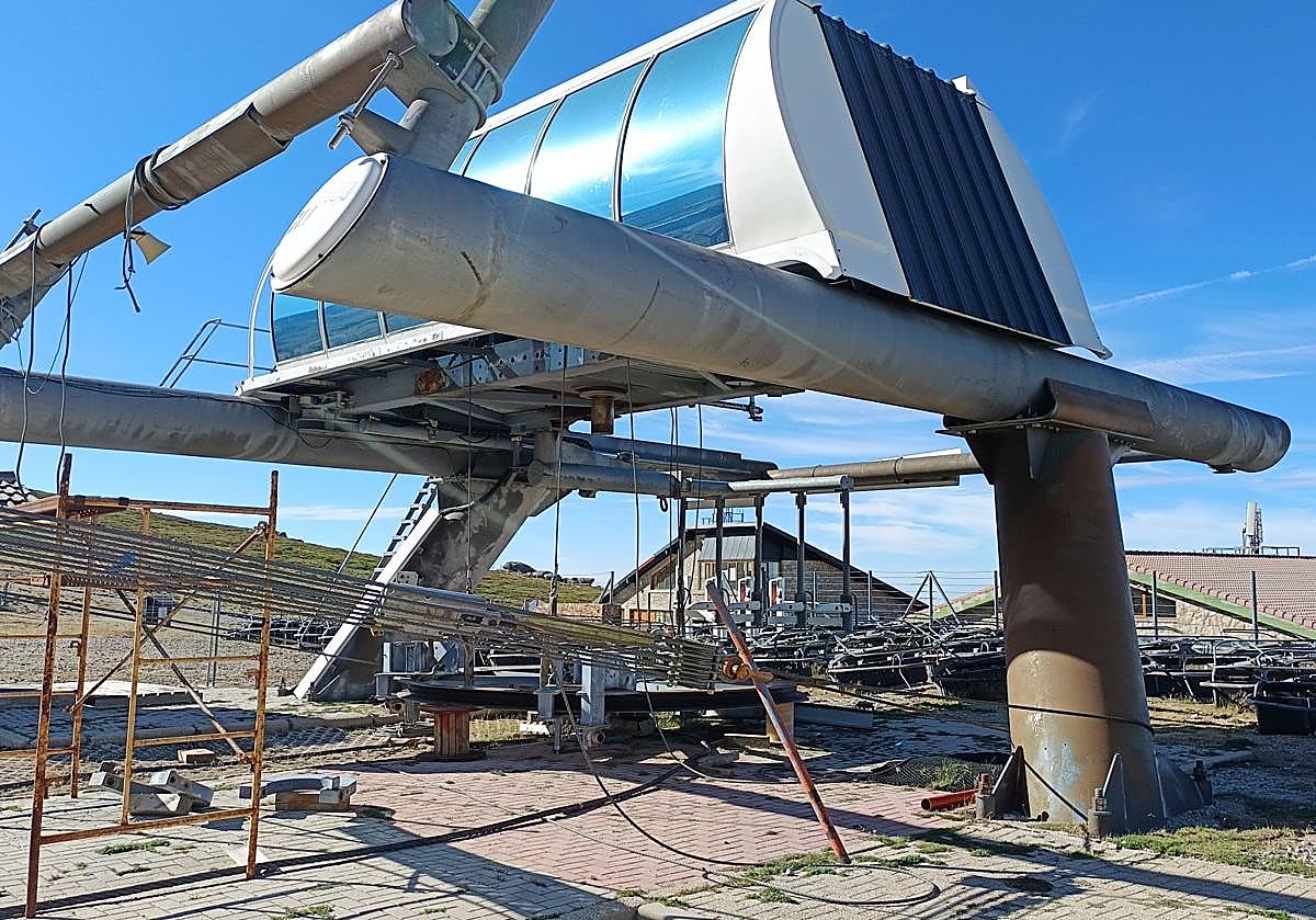 La clave para hacer funcionar la estación a su nivel: el telesilla, totalmente desmontado y pendiente de reparación.