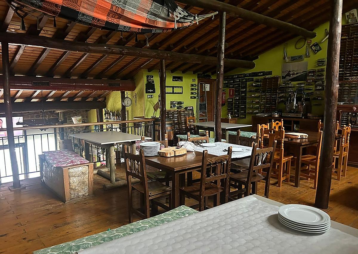 Imagen secundaria 1 - El bar y restaurante tiene dos pisos.