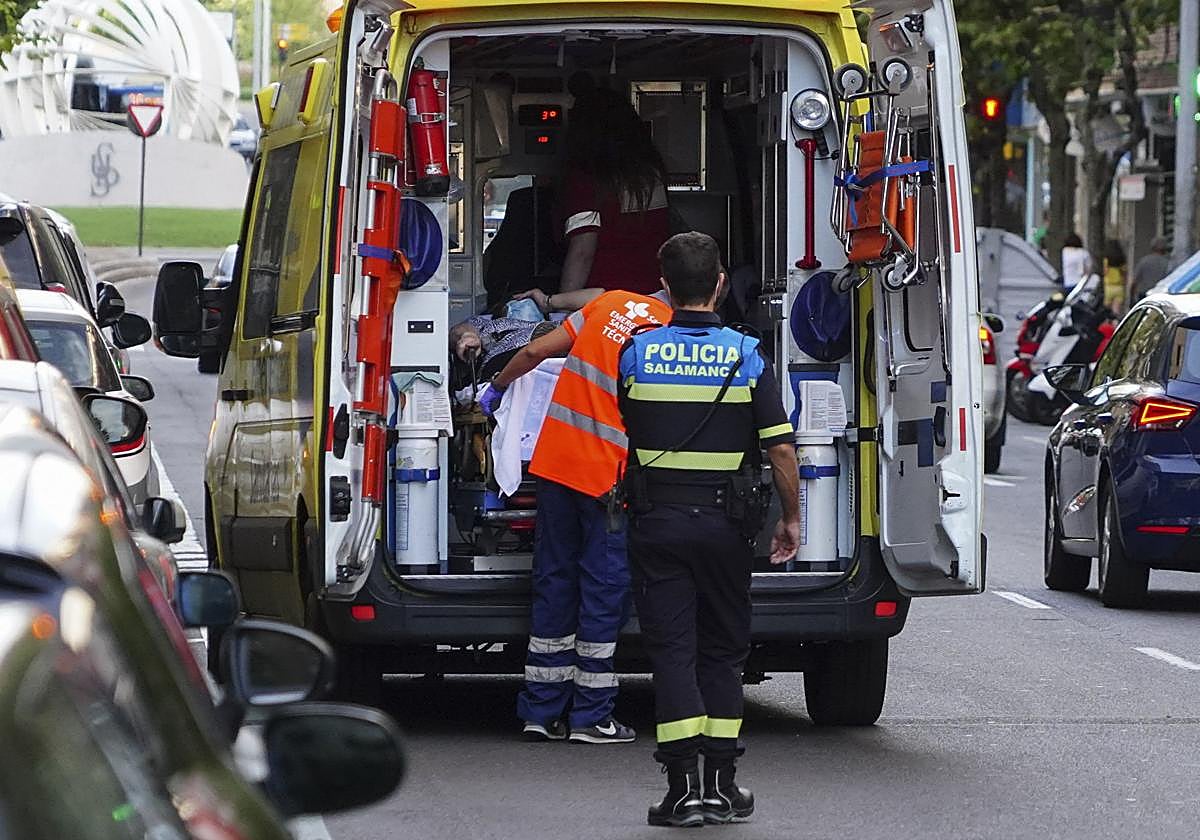Una ambulancia recoge a un herido en el centro de Salamanca en una imagen de archivo.
