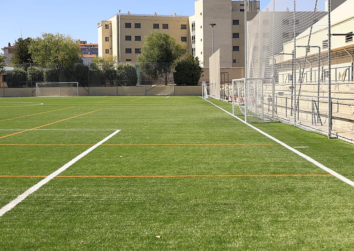 Imagen secundaria 1 - El contrato de sustitución en el Rosa Colorado incluía reutilizar el material amortiguante, entre otros materiales, con bolitas de caucho