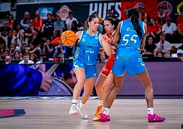 Soriano conduce el esférico y pasa el bloqueo de Cave