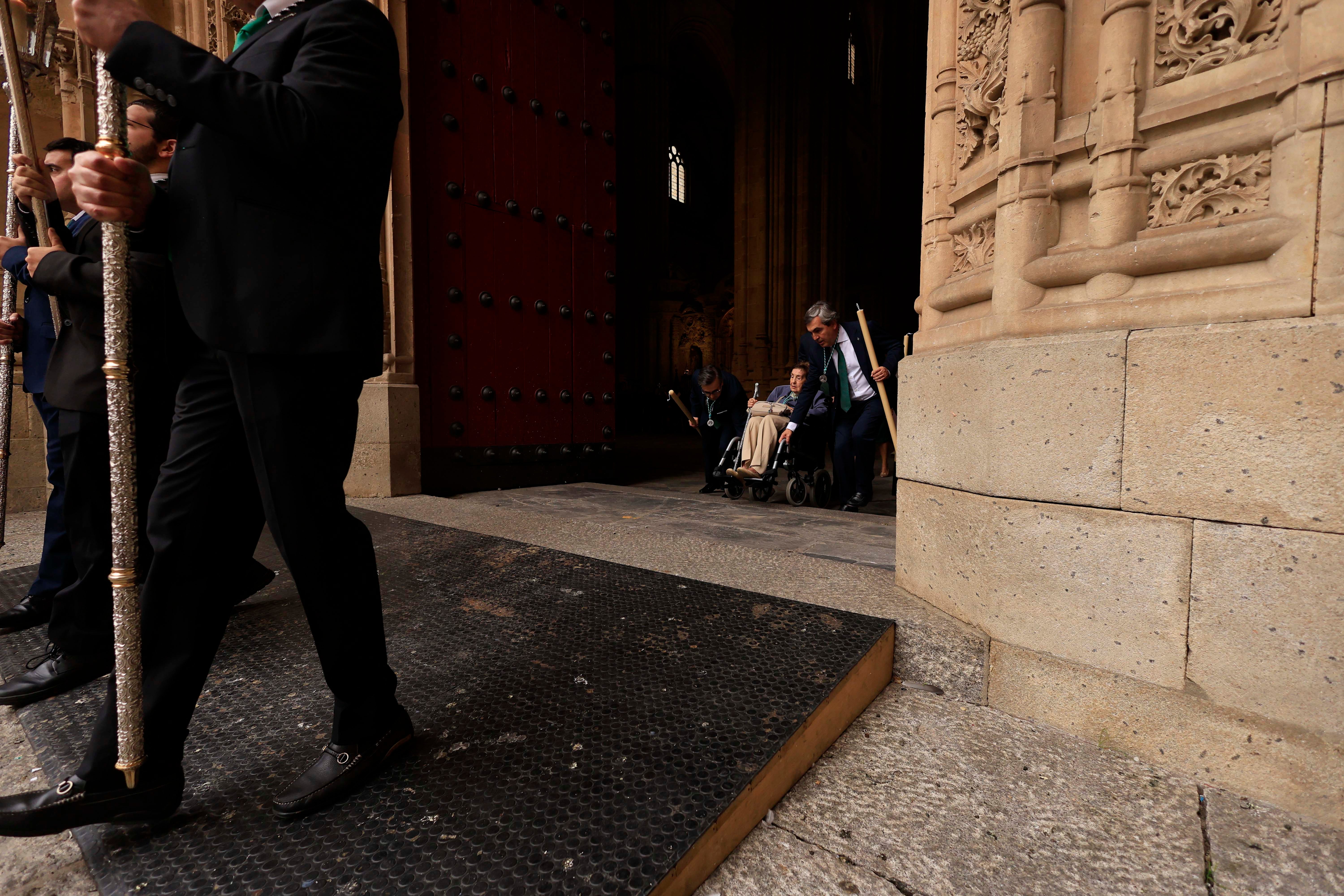 La procesión extraordinaria de la Esperanza, en imágenes