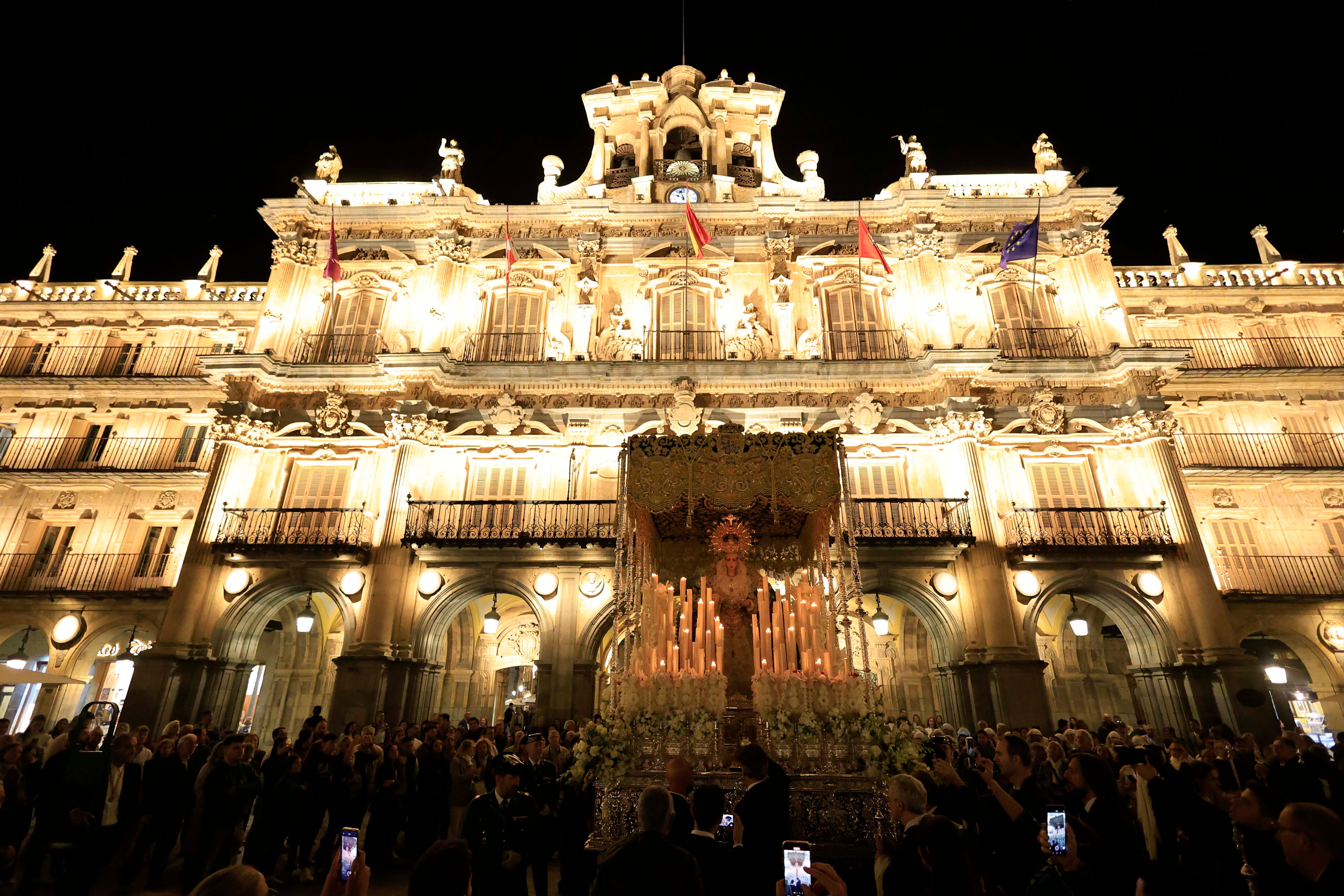 La procesión extraordinaria de la Esperanza, en imágenes