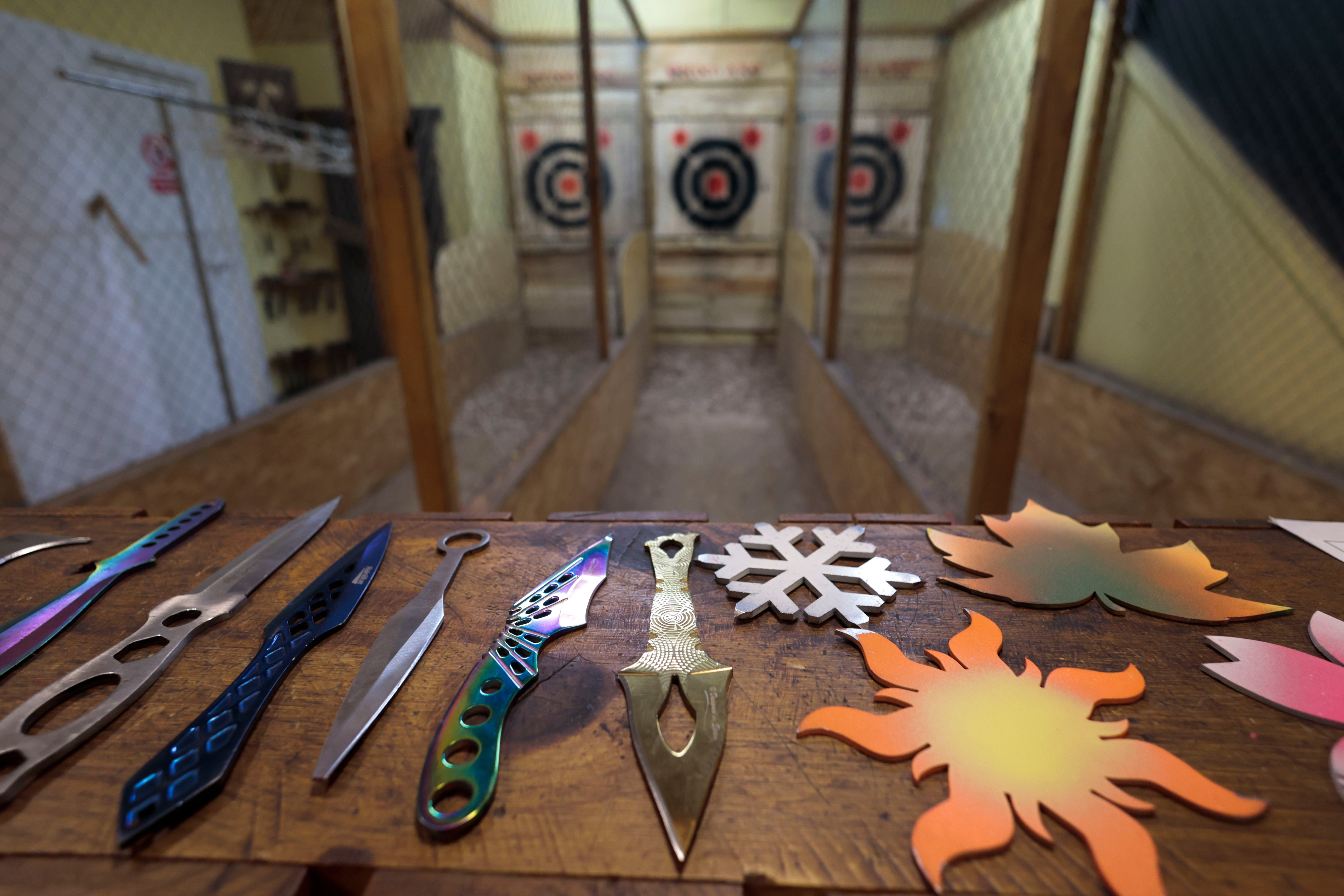 Imagen principal - El único local de lanzamiento de hachas en Salamanca: ocio, deporte y adrenalina en pleno centro