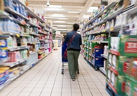 Imagen de una mujer comprando en un supermercado.