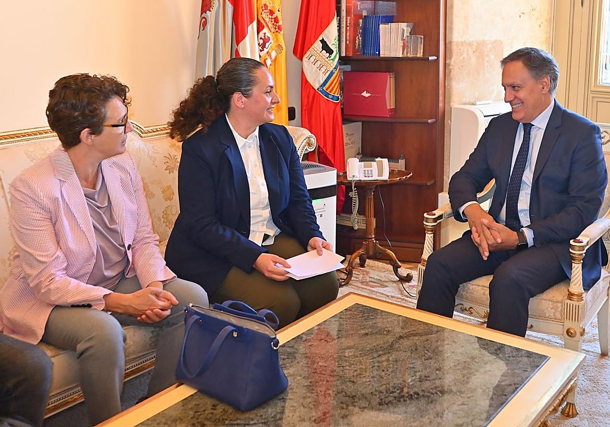 Recibimiento de Carlos García Carbayo a Carmen Escudero Martínez.