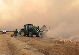 Vecinos de Ciperez intentando sofocar las llamas.
