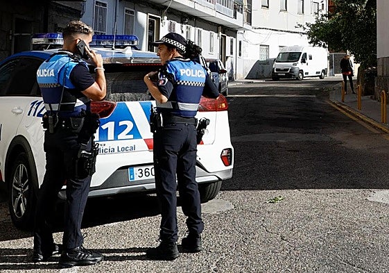 Agentes de la Policía Local de Béjar en una calle del municipio bejarano.