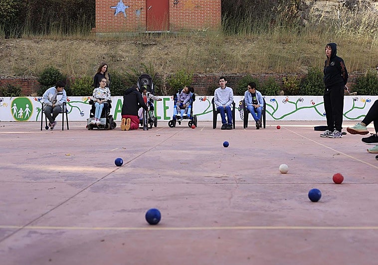 Un grupo de niñas y niños juegan a la boccia en el centro Aspace en Villamayor