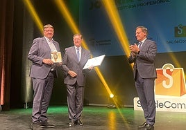 Uno de los reconocimientos entregados por el alcalde de de Salamanca.