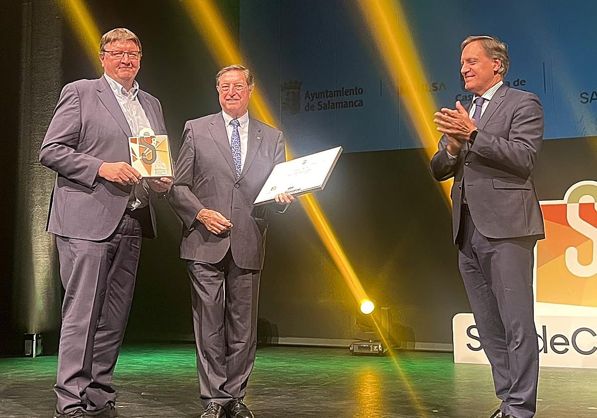 Uno de los reconocimientos entregados por el alcalde de de Salamanca.