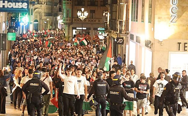 Los manifestantes, siendo dirigidos por la calle Toro por la Policía Nacional hacia la Plaza Mayor.