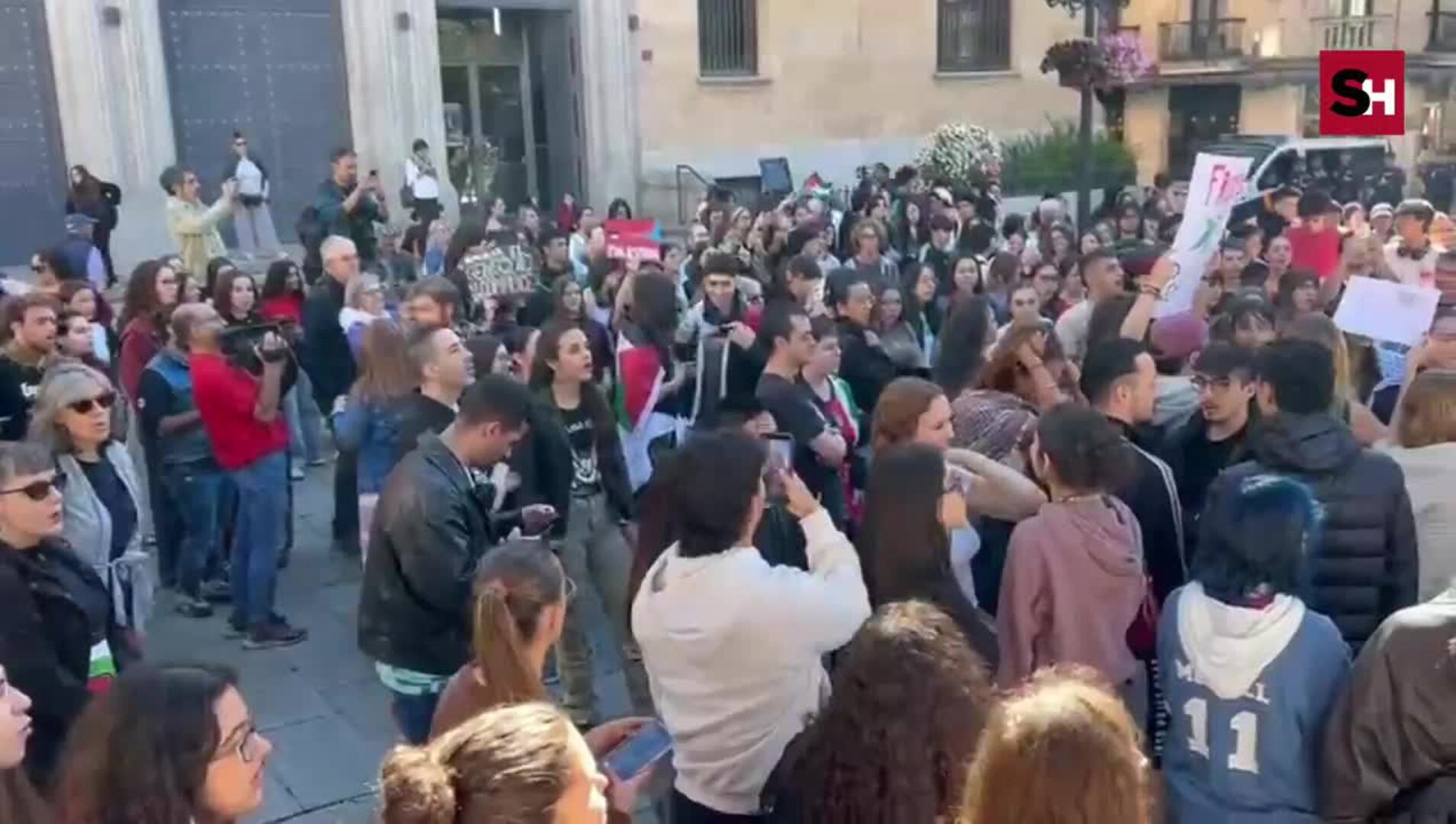 Decenas de jóvenes estudiantes se han reunido para alzar la voz por la situación de Gaza
