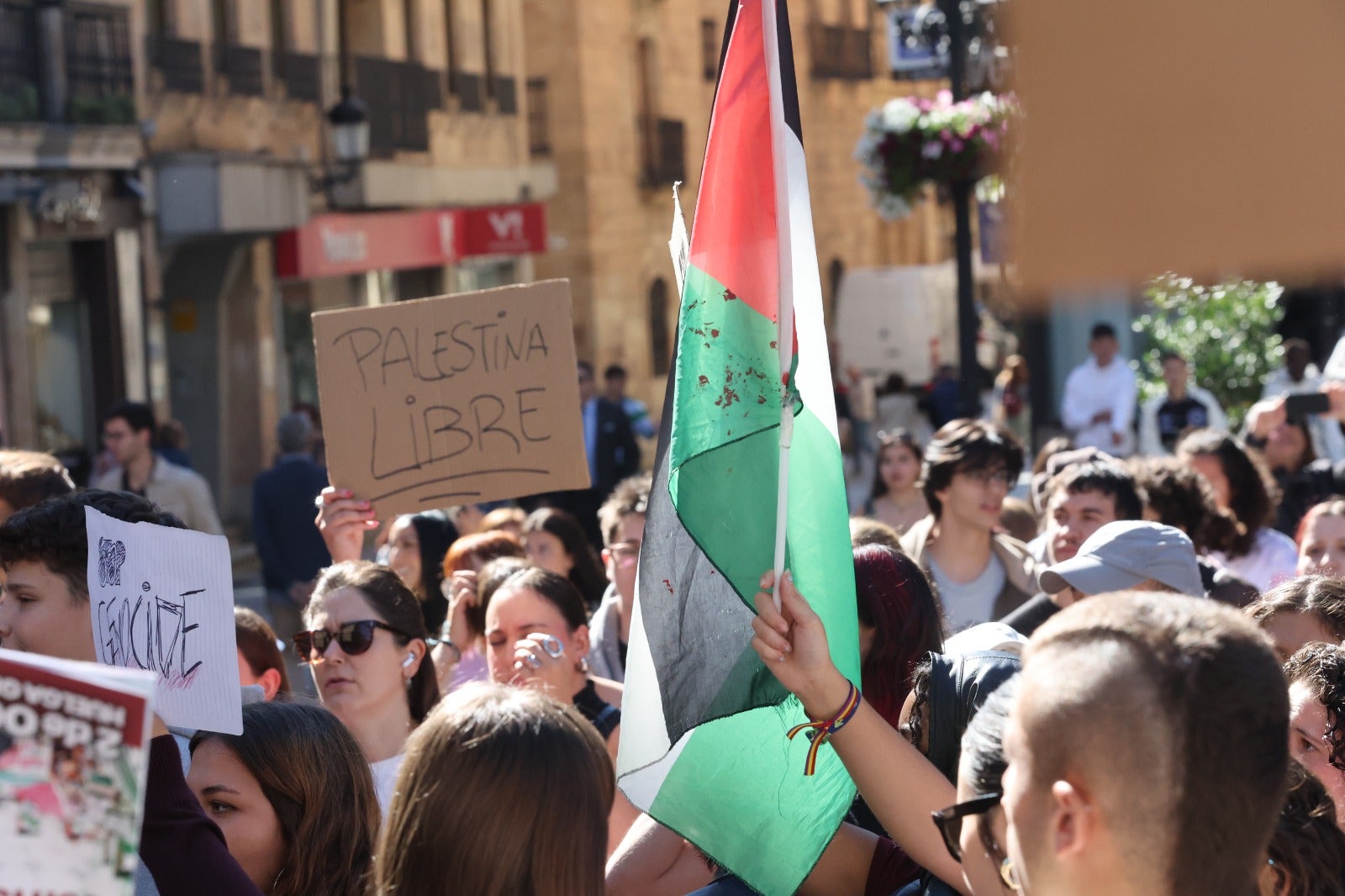 La manifestación de estudiantes en Salamanca a favor de Palestina, en imágenes