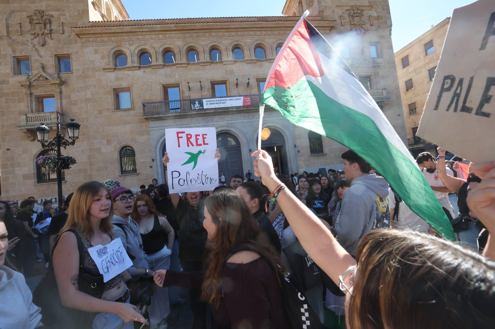 La manifestación de estudiantes en Salamanca a favor de Palestina, en imágenes